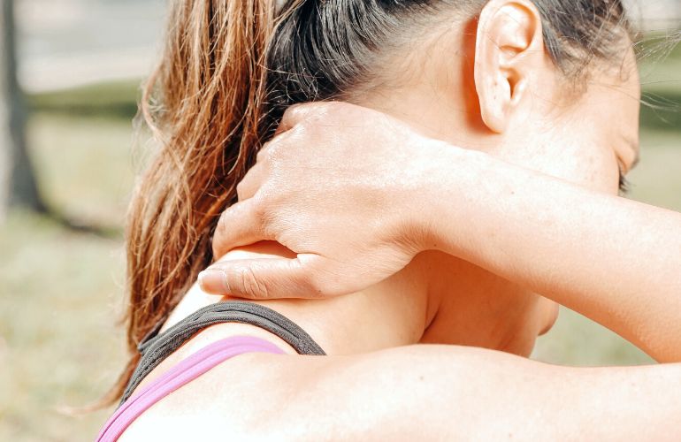 Effective neck pain treatment with a personalized plan by a physiotherapist